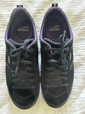 Dansko Paisley Womens
39 EU / US 8.5 Black Vibram Waterproof
Comfort Sneaker EUC